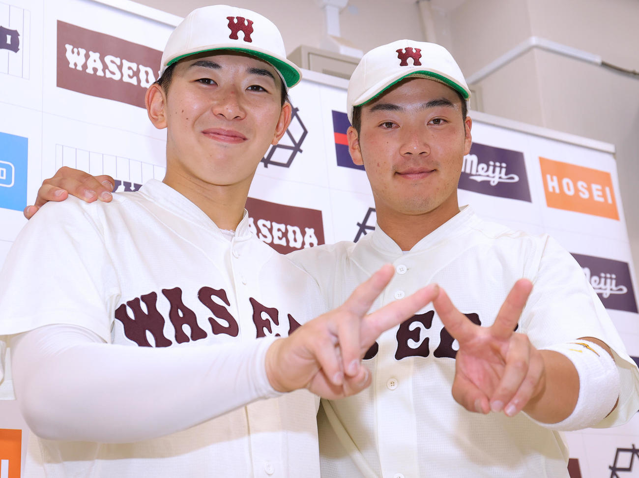 慶大対早大　先勝し笑顔でWポーズの早大・伊藤樹（左）と吉納（撮影・野上伸悟）