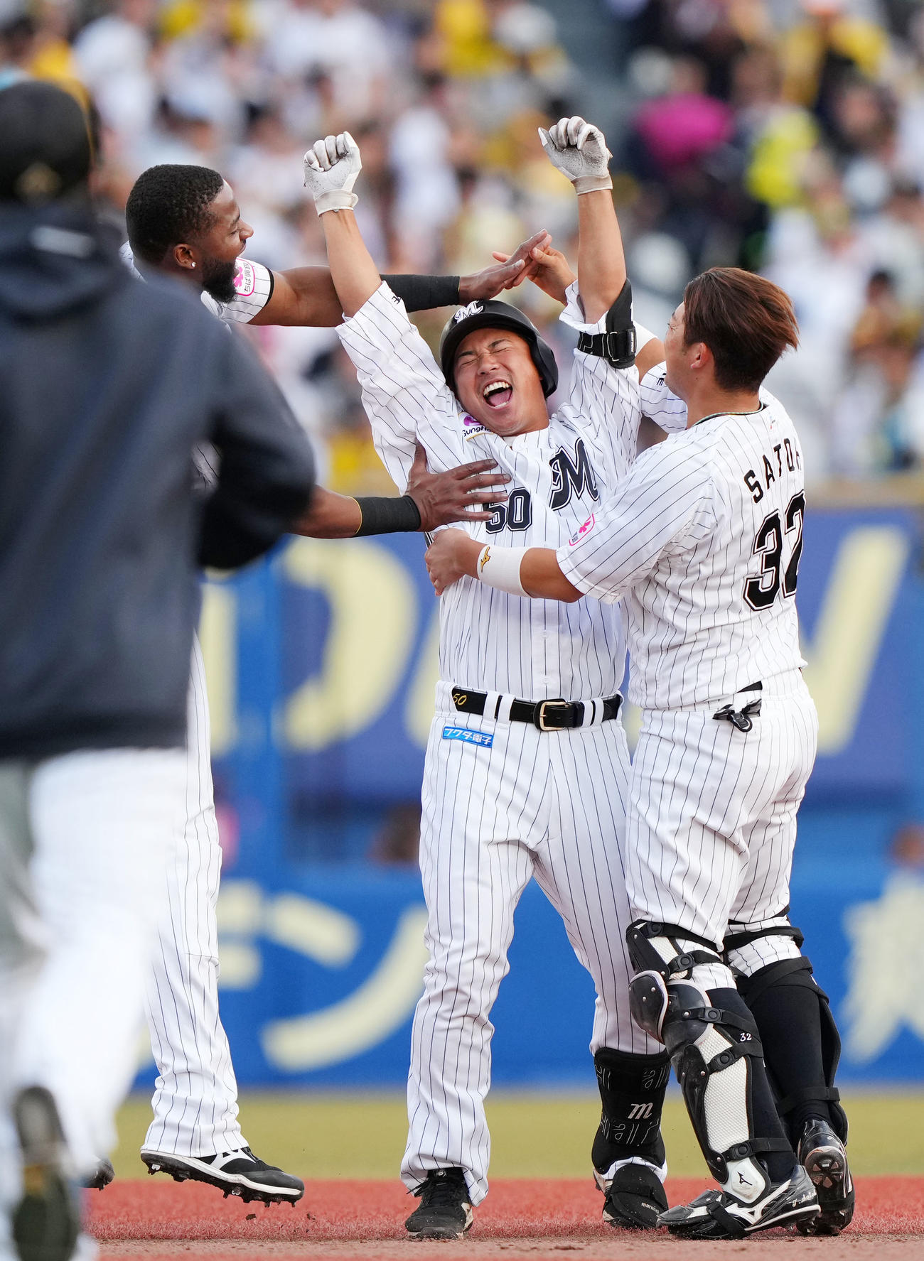 ロッテ対阪神　11回裏ロッテ2死二塁、サヨナラとなる右越え適時二塁打を放ち歓喜する愛斗（中央）（撮影・横山健太）