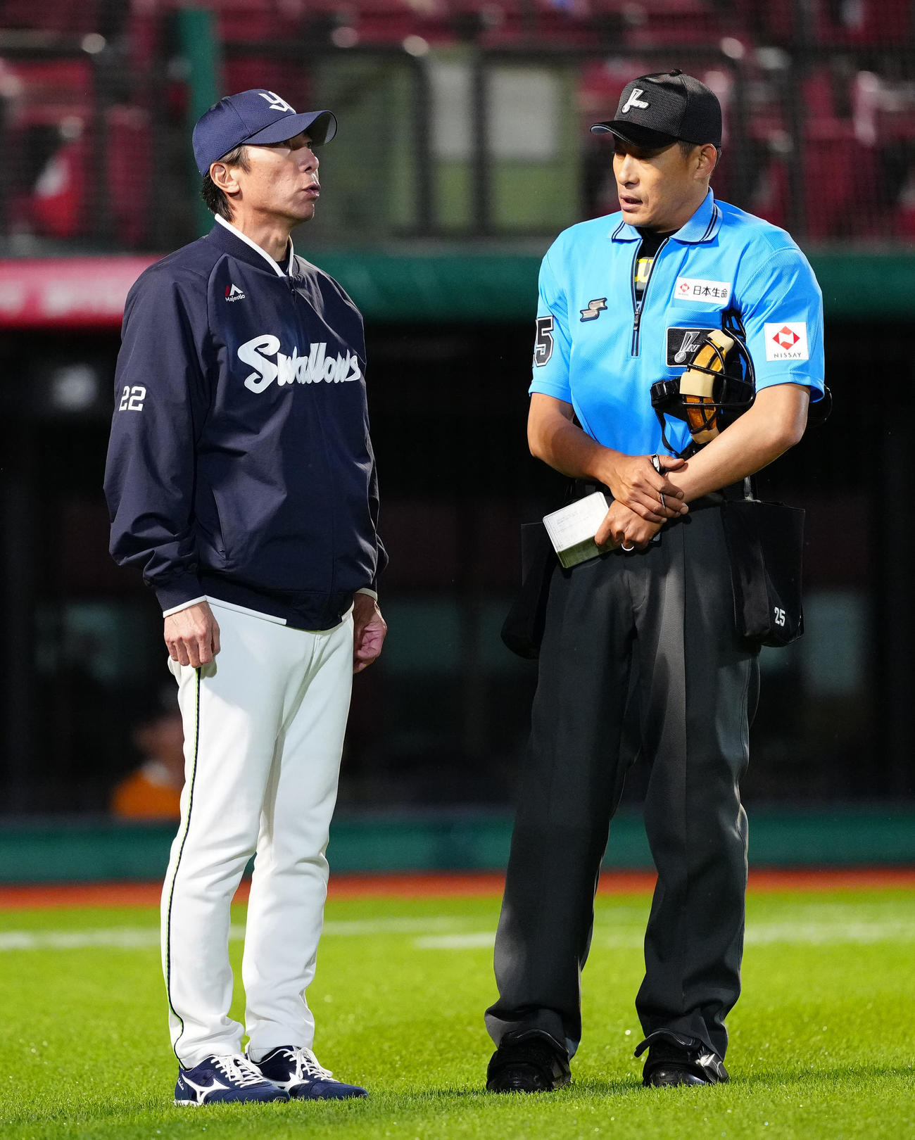 楽天対ヤクルト　8回裏開始前、選手交代を告げるヤクルト高津監督（左）（撮影・江口和貴）