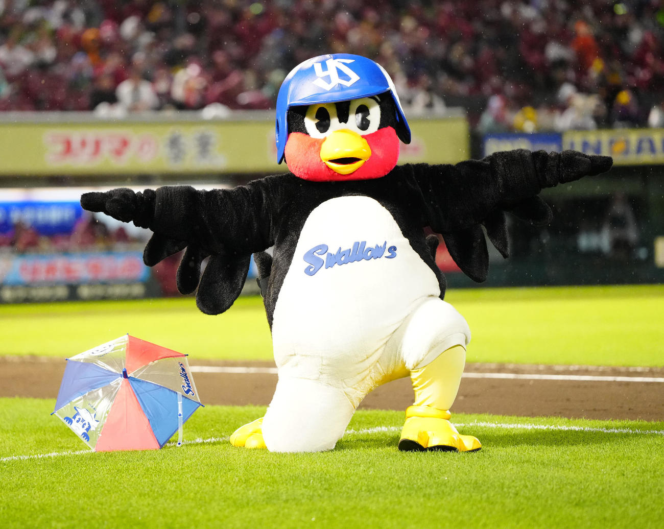 楽天対ヤクルト　7回表開始前、空中くるりんぱに挑戦しようとしポーズを決めるつば九郎（撮影・江口和貴）