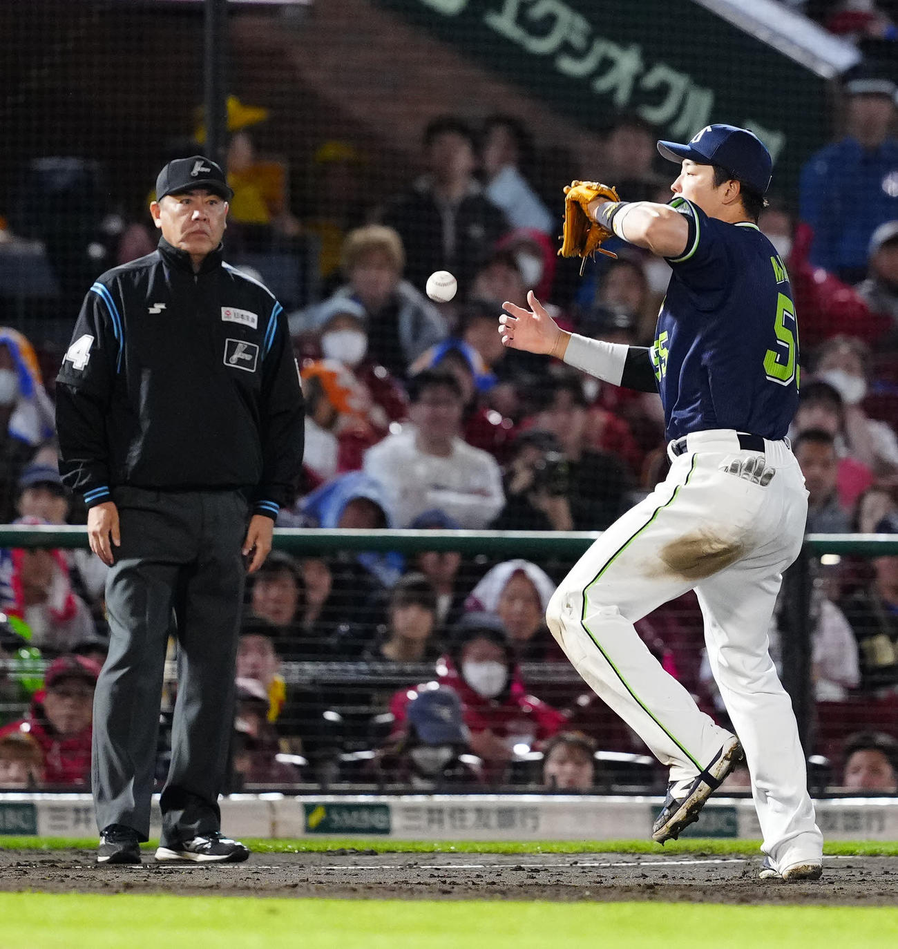 楽天対ヤクルト　8回裏楽天2死一塁、小郷の打球を落球する三塁手村上（撮影・江口和貴）