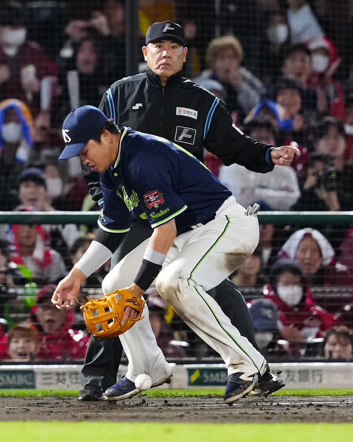 楽天対ヤクルト　8回裏楽天2死一塁、小郷の打球を落球した三塁手村上（撮影・江口和貴）