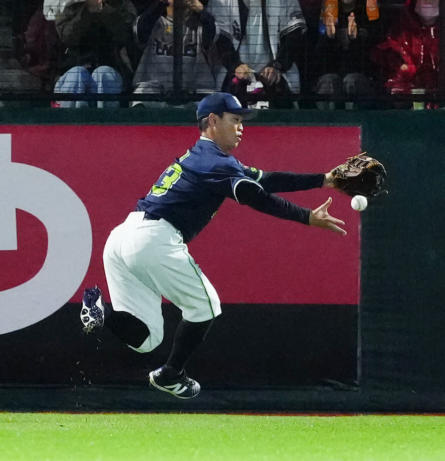 楽天対ヤクルト　7回裏楽天2死二、三塁、渡辺佳の打球処理で落球した左翼手青木（撮影・江口和貴）