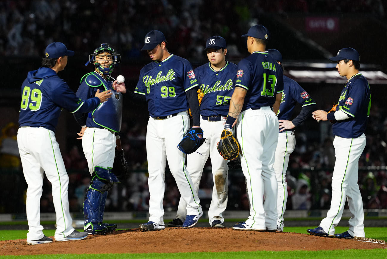楽天対ヤクルト　7回裏途中で降板するヤクルト先発のヤフーレ（左から3人目）（撮影・江口和貴）