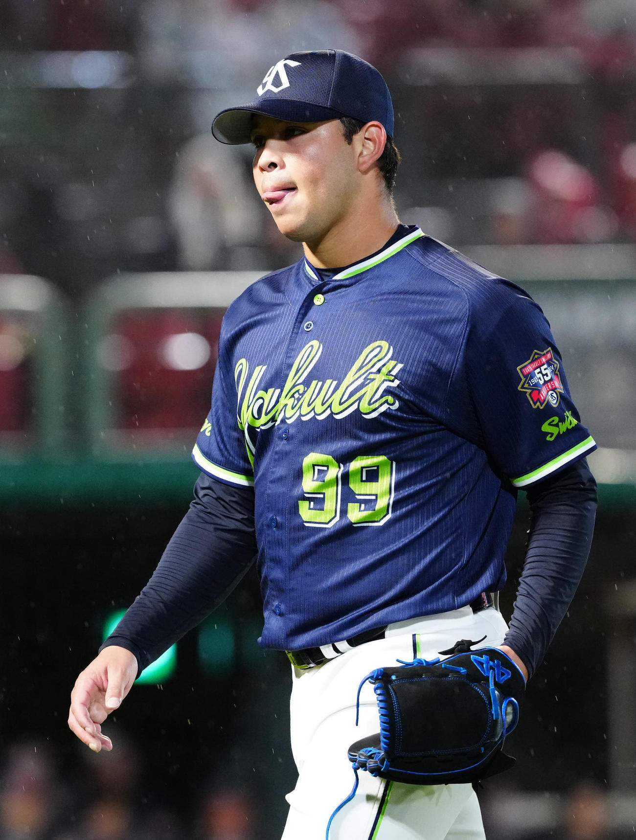 楽天対ヤクルト　7回裏途中で降板するヤクルト先発のヤフーレ（撮影・江口和貴）