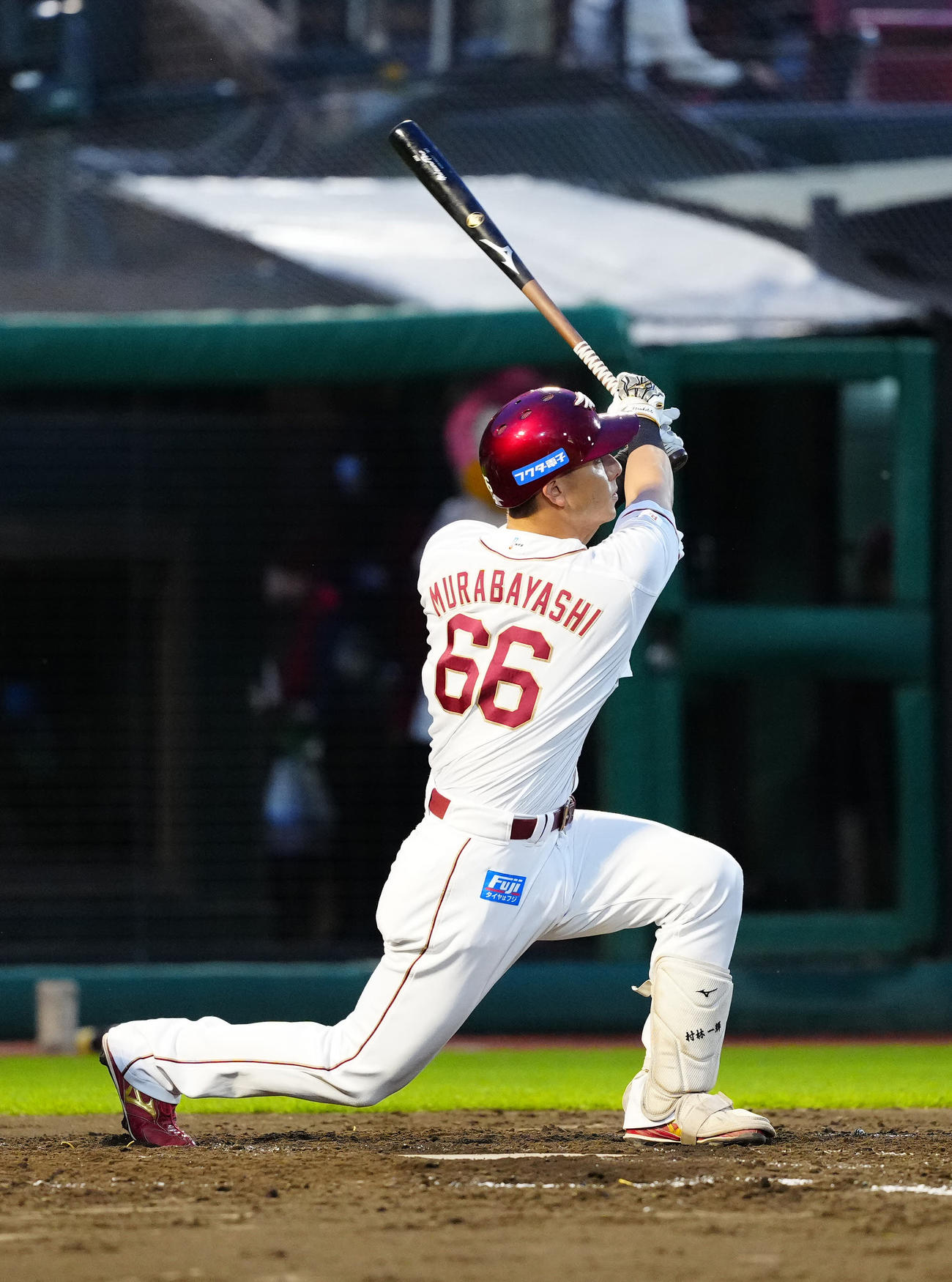楽天対ヤクルト　3回裏楽天1死一、二塁、左越えに先制3点本塁打を放つ村林（撮影・江口和貴）