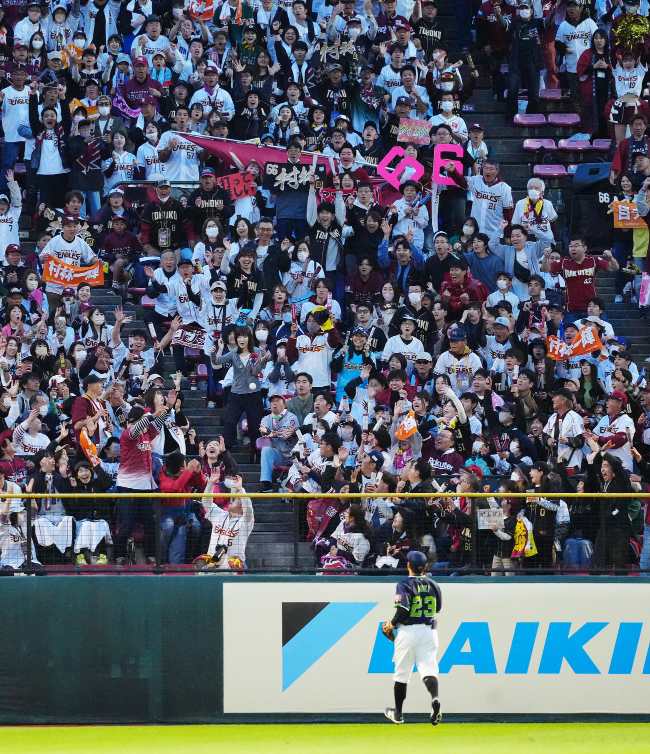 楽天対ヤクルト　3回裏楽天1死一、二塁、先制3点本塁打となった村林の打球に手を伸ばす左翼席のファン（撮影・江口和貴）