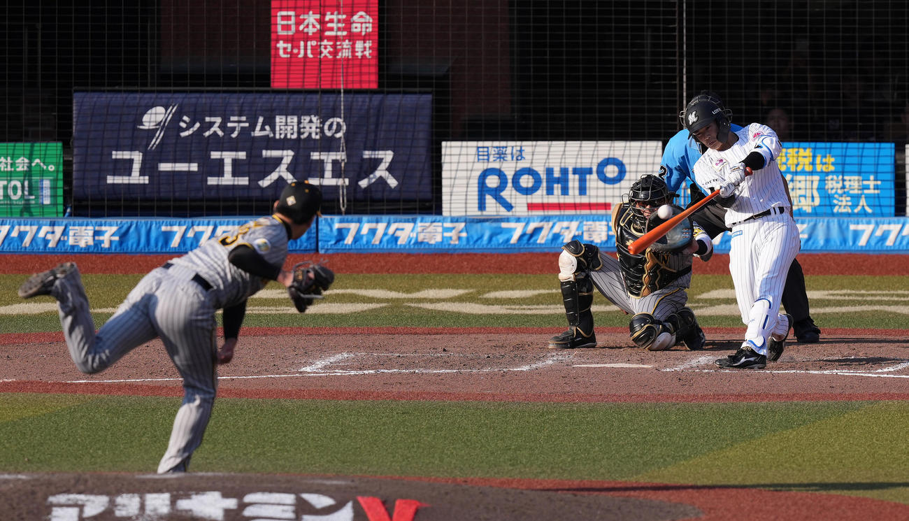 ロッテ対阪神　9回裏ロッテ2死二塁、左適時二塁打を放つ友杉。投手岩崎（撮影・鈴木みどり）