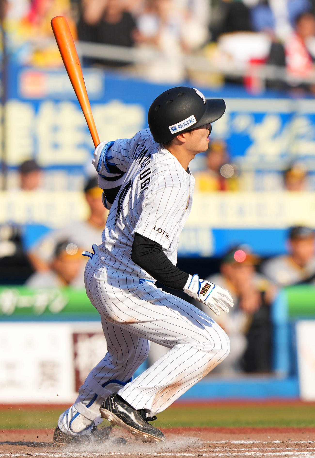 ロッテ対阪神　9回裏ロッテ2死二塁、左越え適時二塁打を放つ友杉（撮影・横山健太）