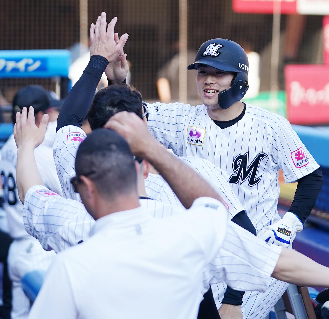 ロッテ対阪神　9回裏終了後、ナインとタッチを交わすロッテ友杉（右）（撮影・横山健太）