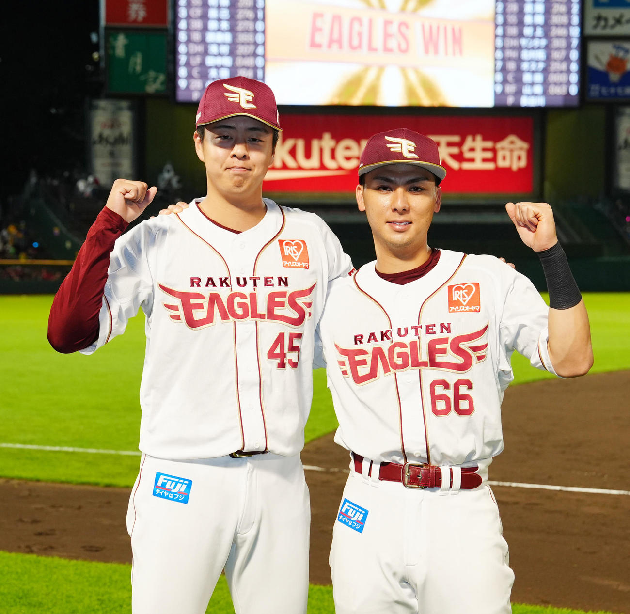 楽天対ヤクルト　試合後、ガッツポーズの楽天松井（左）と村林（撮影・江口和貴）