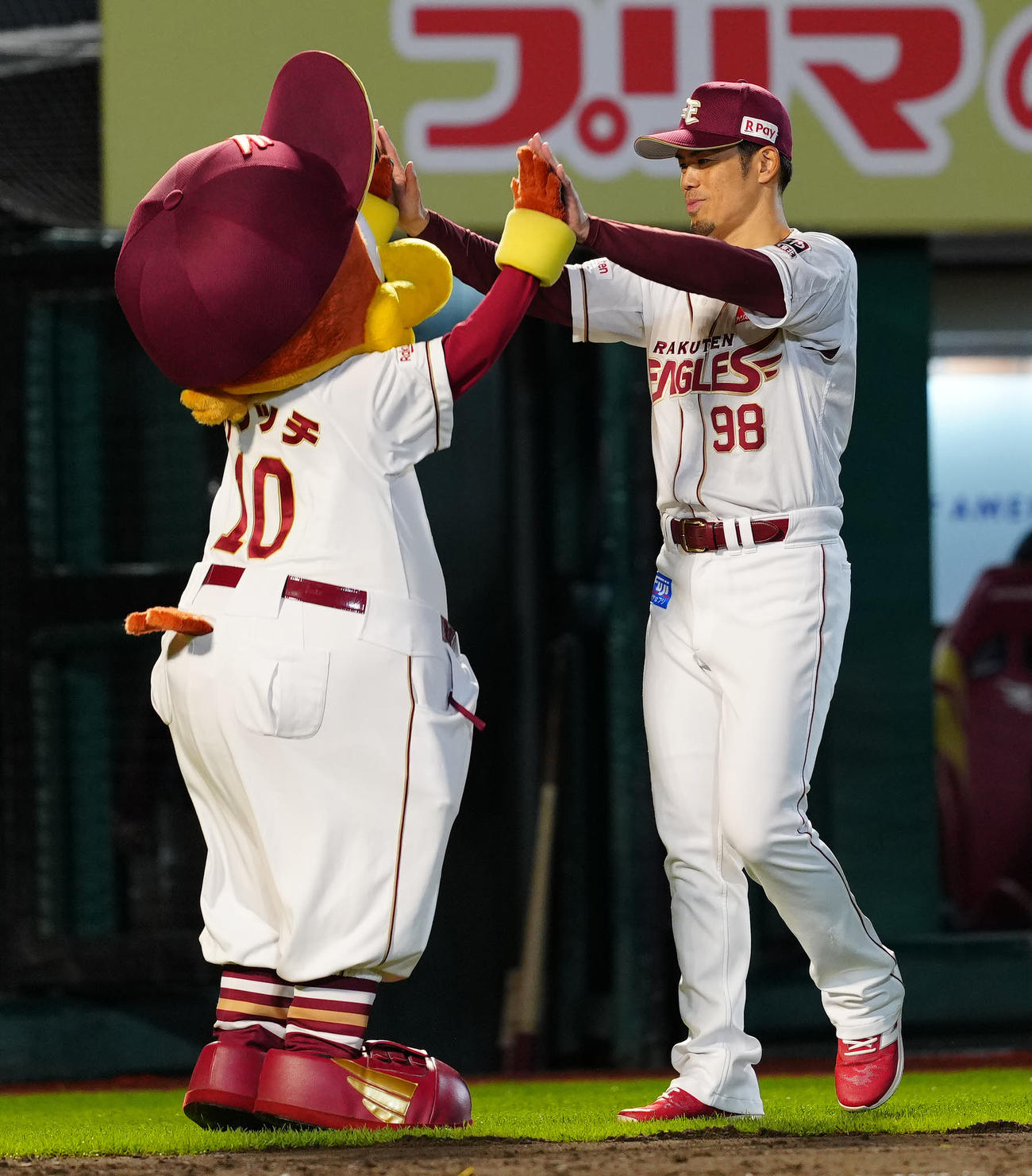 楽天対ヤクルト　試合後、クラッチ（左）と勝利のタッチを交わす楽天今江監督（撮影・江口和貴）