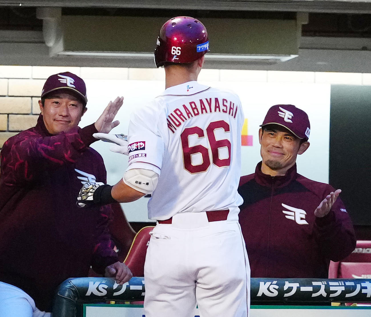 楽天対ヤクルト　3回裏楽天1死一、二塁、先制3点本塁打を放った村林（中央）とタッチを交わす今江監督（右）。左は渡辺ヘッドコーチ（撮影・江口和貴）