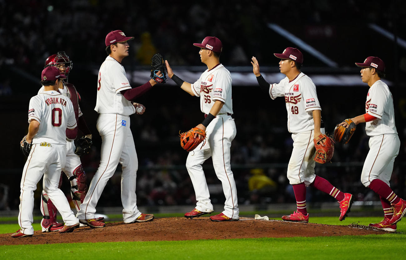 楽天対ヤクルト　試合後、勝利のタッチを交わす村林（中央）ら楽天の選手たち（撮影・江口和貴）
