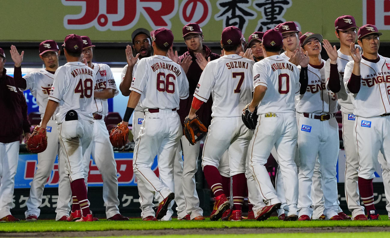 楽天対ヤクルト　試合後、勝利のタッチを交わす松井（左から6人目）ら楽天の選手たち（撮影・江口和貴）