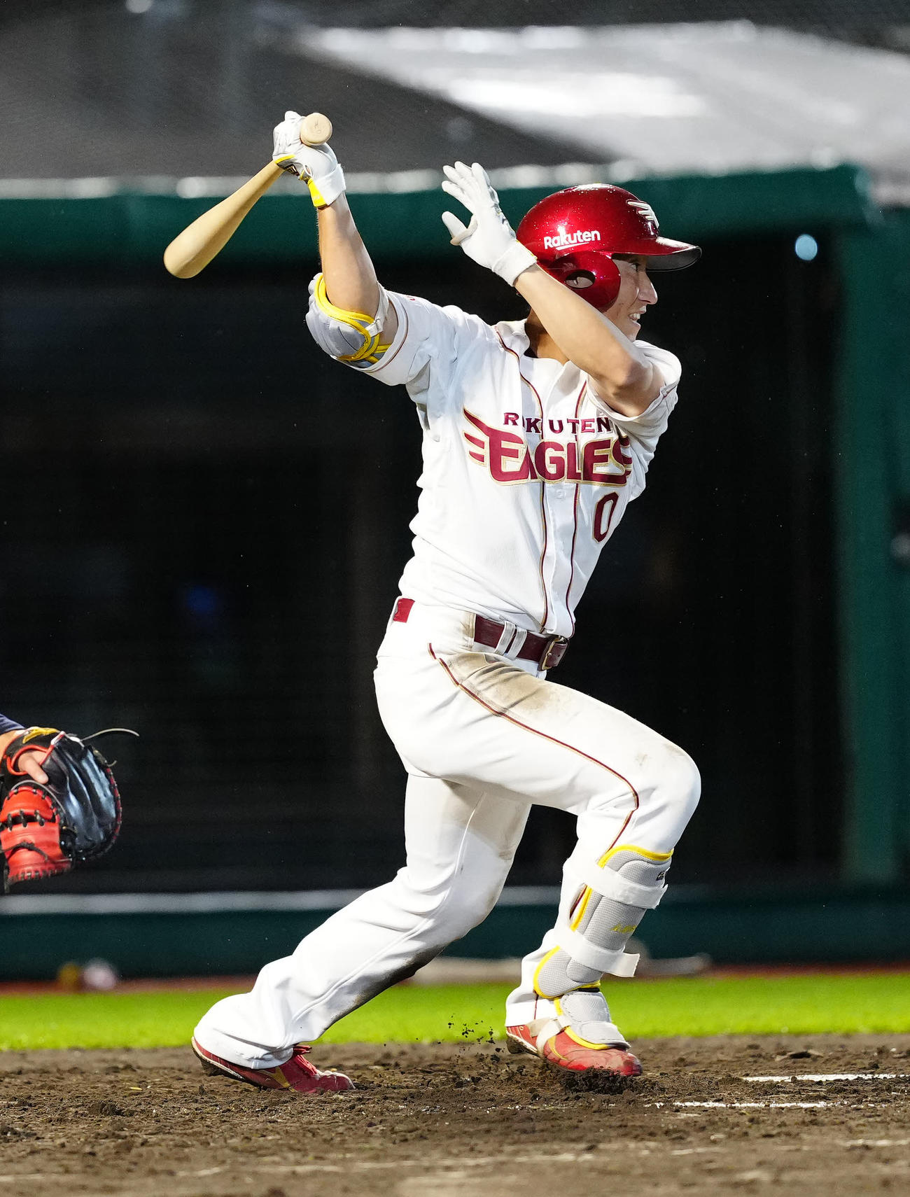 楽天対ヤクルト　8回裏楽天2死、内野安打とする小深田（撮影・江口和貴）
