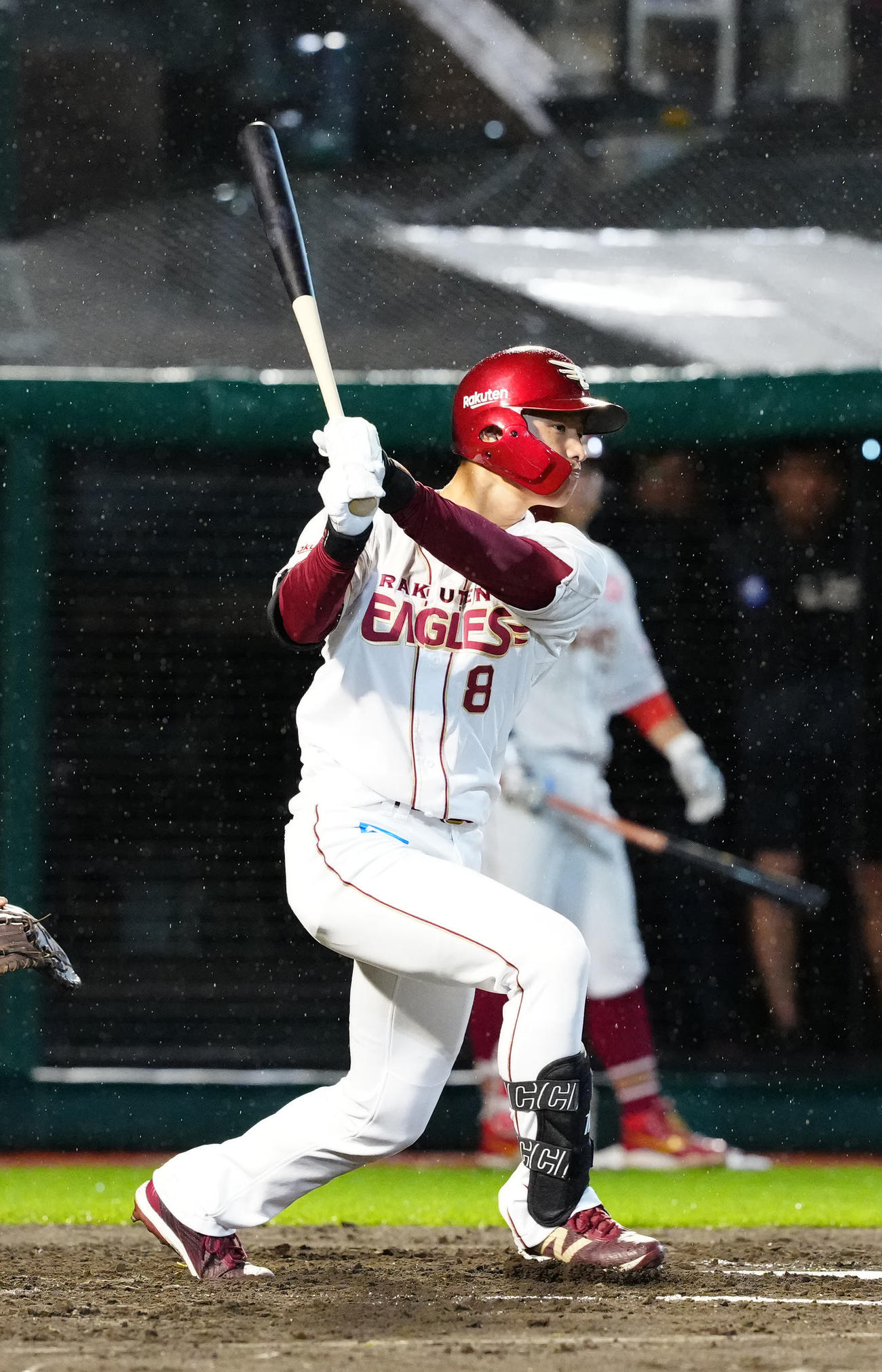 楽天対ヤクルト　7回裏楽天2死一、二塁、適時打を放つ辰己（撮影・江口和貴）
