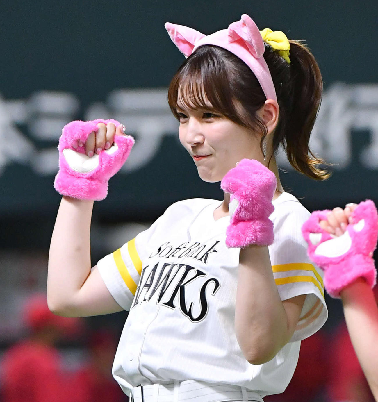 4回表終了後のよかよかダンスに登場した声優の内田真礼（撮影・岩下翔太）
