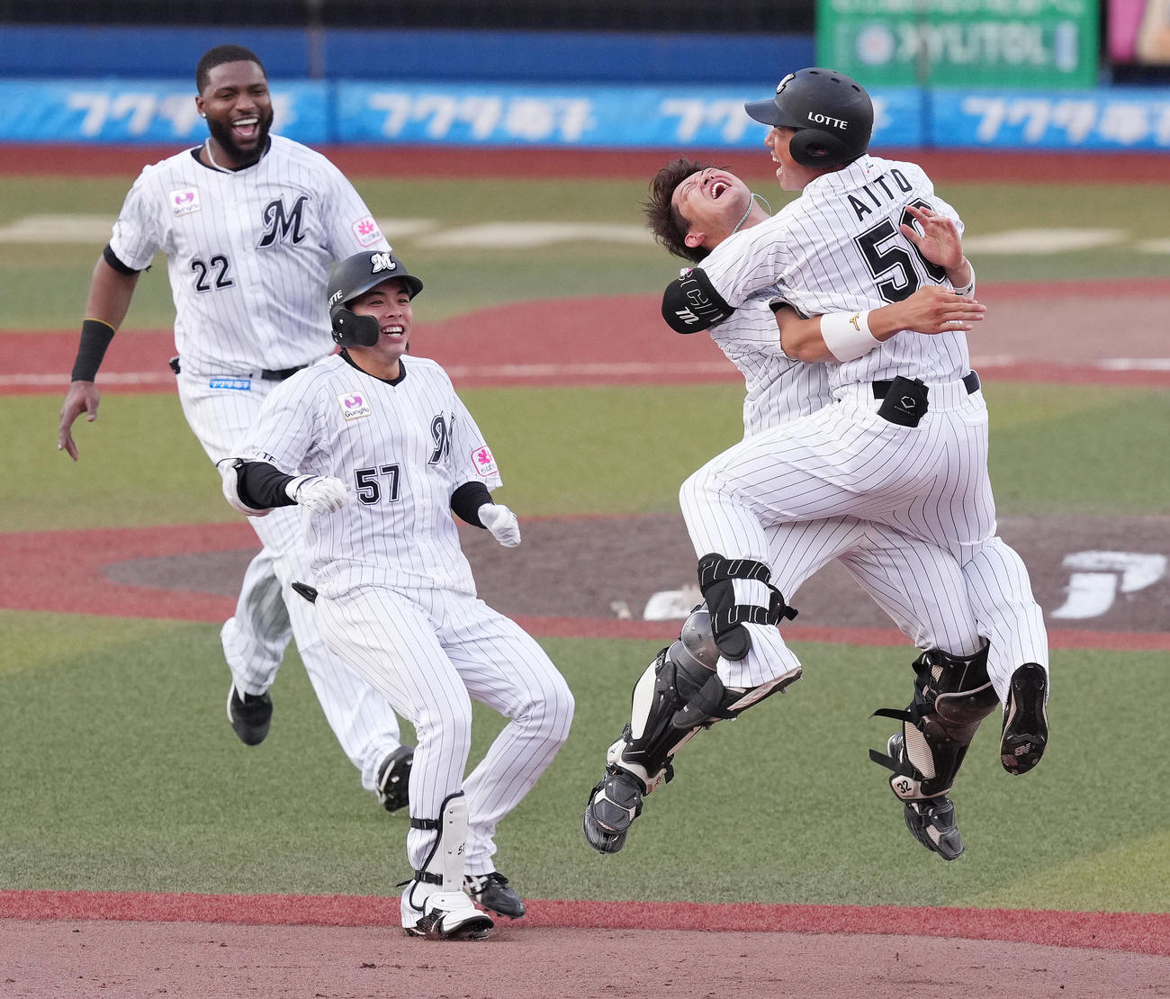 ロッテ対阪神　11回裏ロッテ2死二塁、サヨナラ打を放った愛斗（右）は佐藤（右から2人目）らナインと喜びを爆発させる（撮影・鈴木みどり）