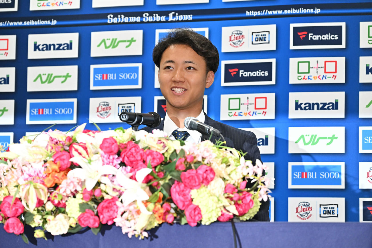 支配下登録され会見する西武菅井（撮影・滝沢徹郎）