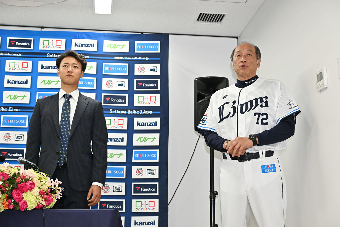支配下登録され会見に臨む西武菅井（左）と渡辺GM兼監督代行（撮影・滝沢徹郎）
