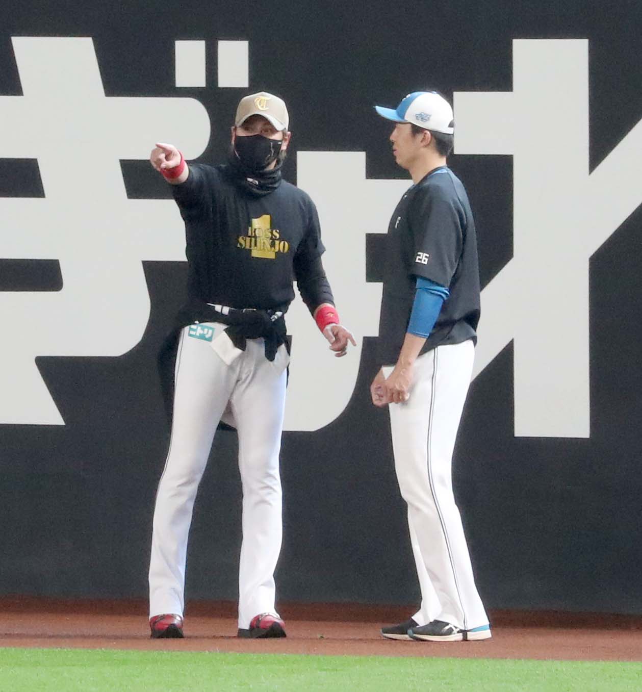 日本ハム対DeNA　試合前練習中、田中正（右）と話す新庄監督（撮影・黒川智章）