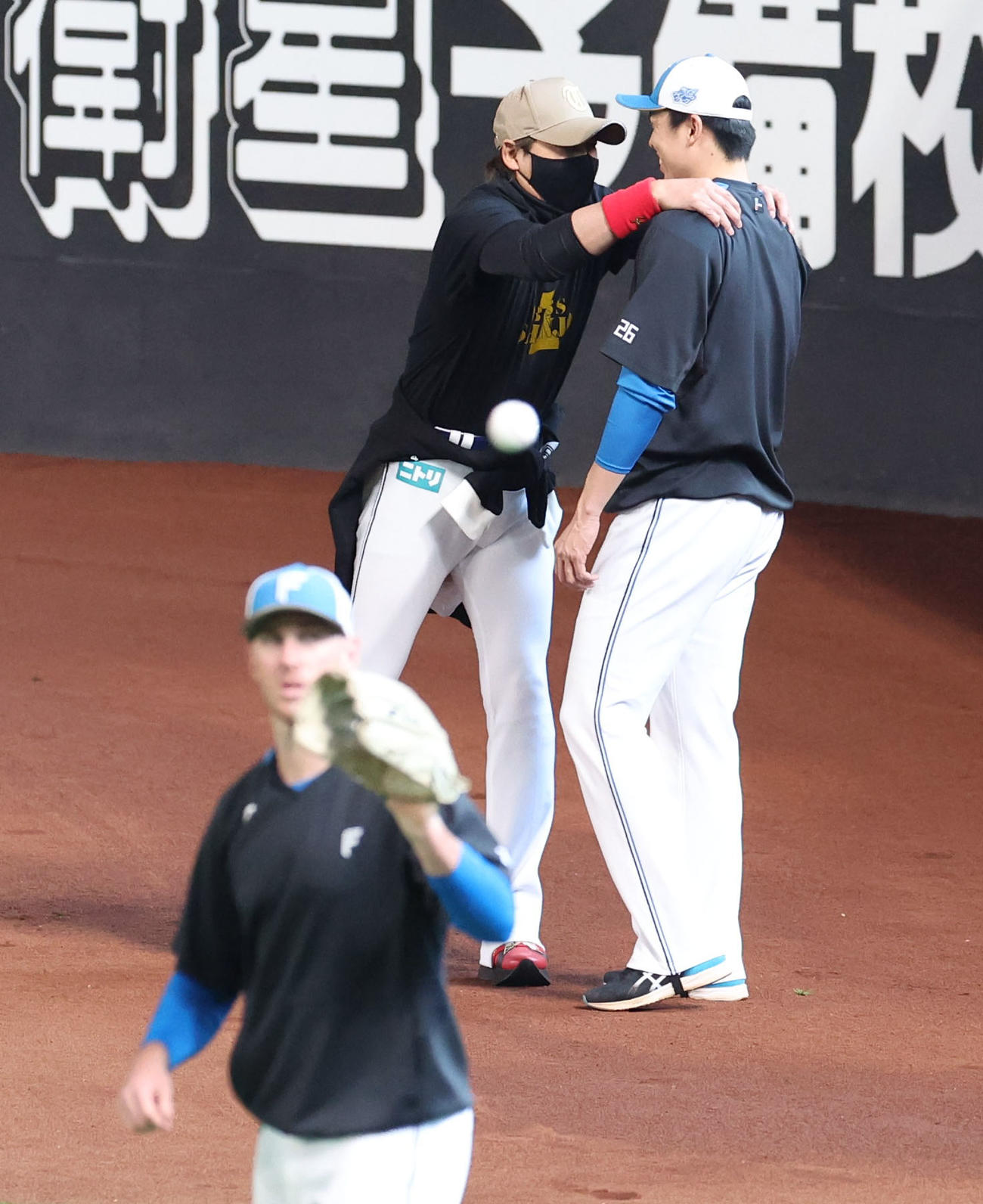 日本ハム対DeNA　試合前、日本ハム新庄監督（左）は田中正に声をかける（撮影・佐藤翔太）