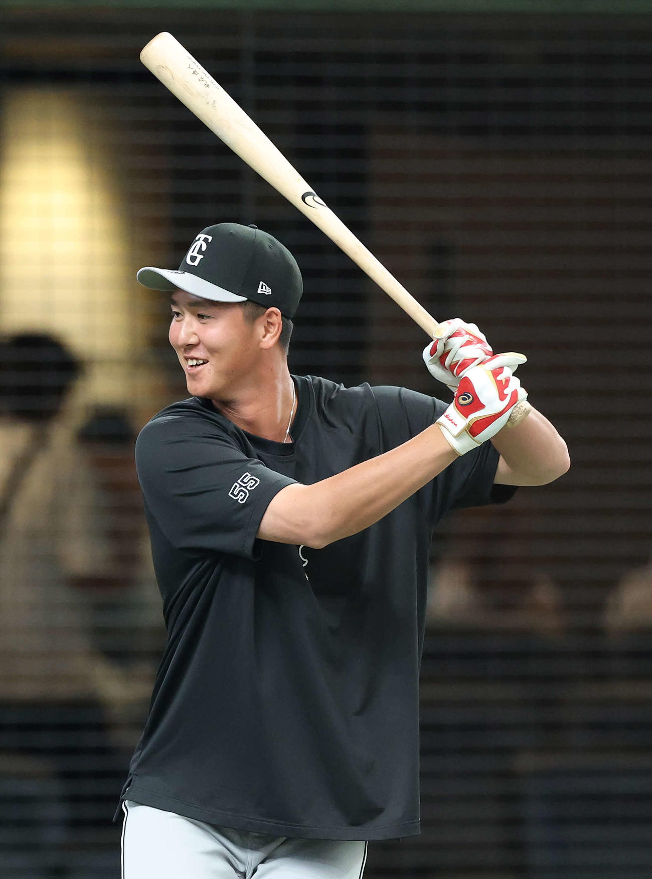 西武対巨人　試合前、練習に臨む巨人秋広（撮影・河田真司）