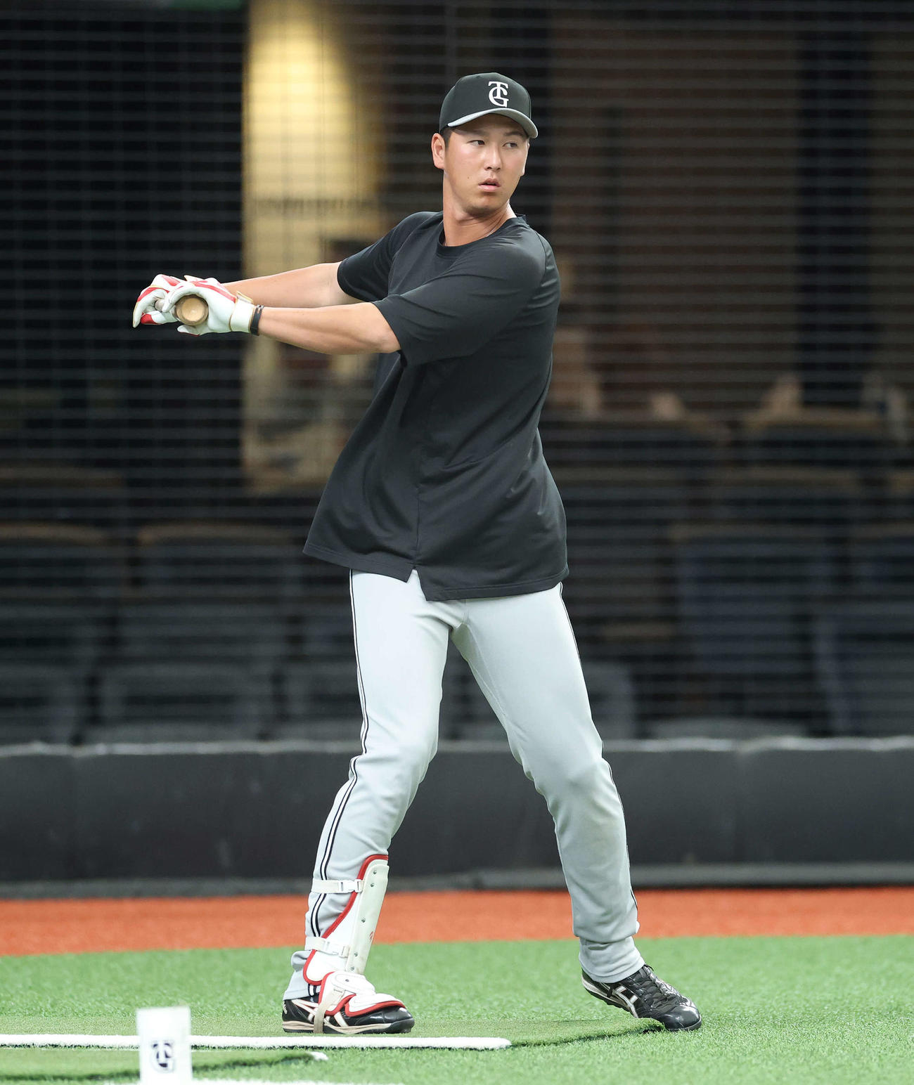 西武対巨人　試合前、練習に臨む巨人秋広（撮影・河田真司）