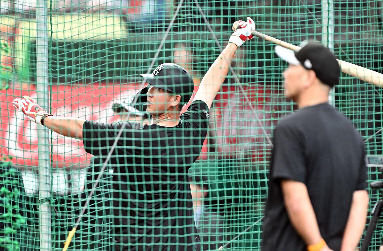西武対巨人　試合前練習する巨人秋広。手前は阿部監督（撮影・滝沢徹郎）
