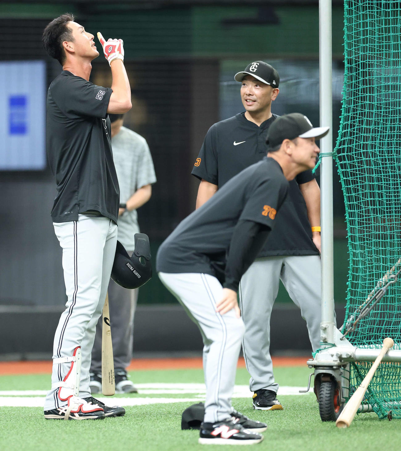 西武対巨人　試合前、秋広（左）と言葉を交わす巨人阿部監督（撮影・河田真司）