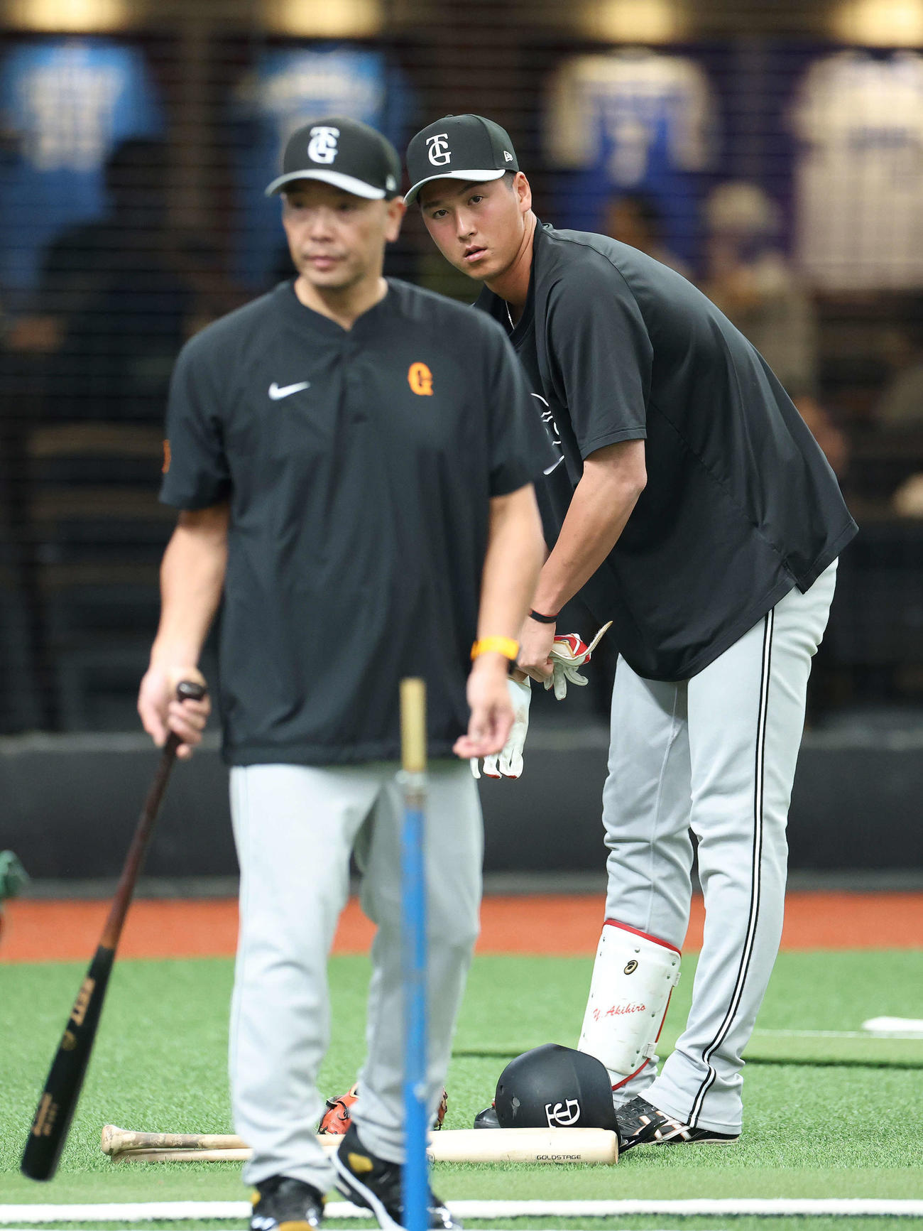 西武対巨人　試合前、練習に臨む秋広。手前は阿部監督（撮影・河田真司）