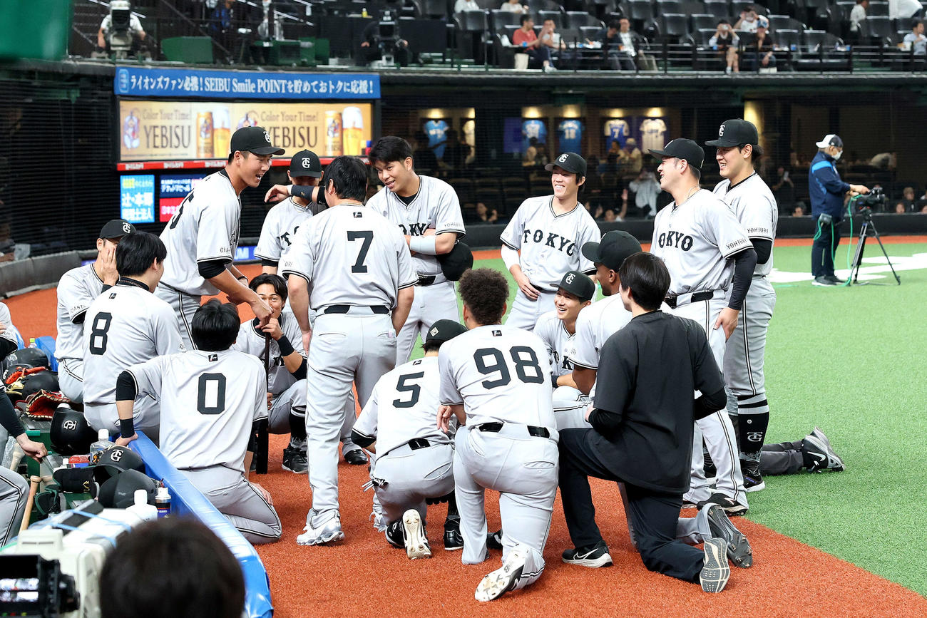 西武対巨人　試合前円陣で声出しする巨人秋広（撮影・河田真司）