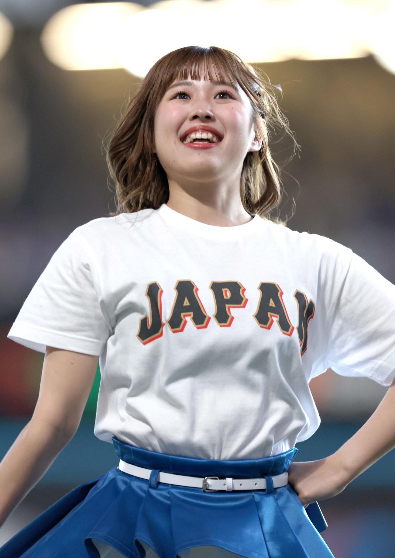 日本ハム対DeNA　日韓OB戦の練習用ユニホームを着て踊るファイターズガール（撮影・黒川智章）