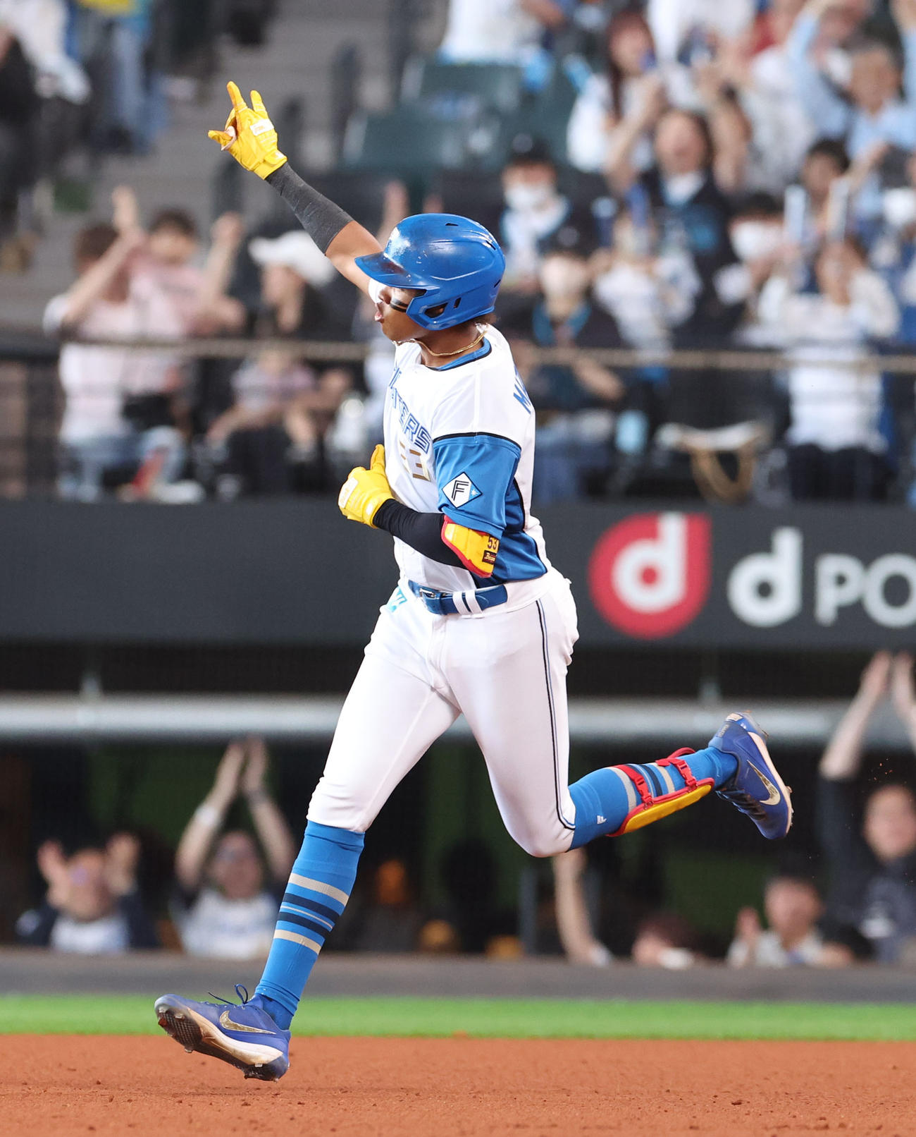 日本ハム対DeNA 4回裏日本ハム1死二塁、水谷は左越え2点本塁打を放ちポーズをとる（撮影・佐藤翔太）