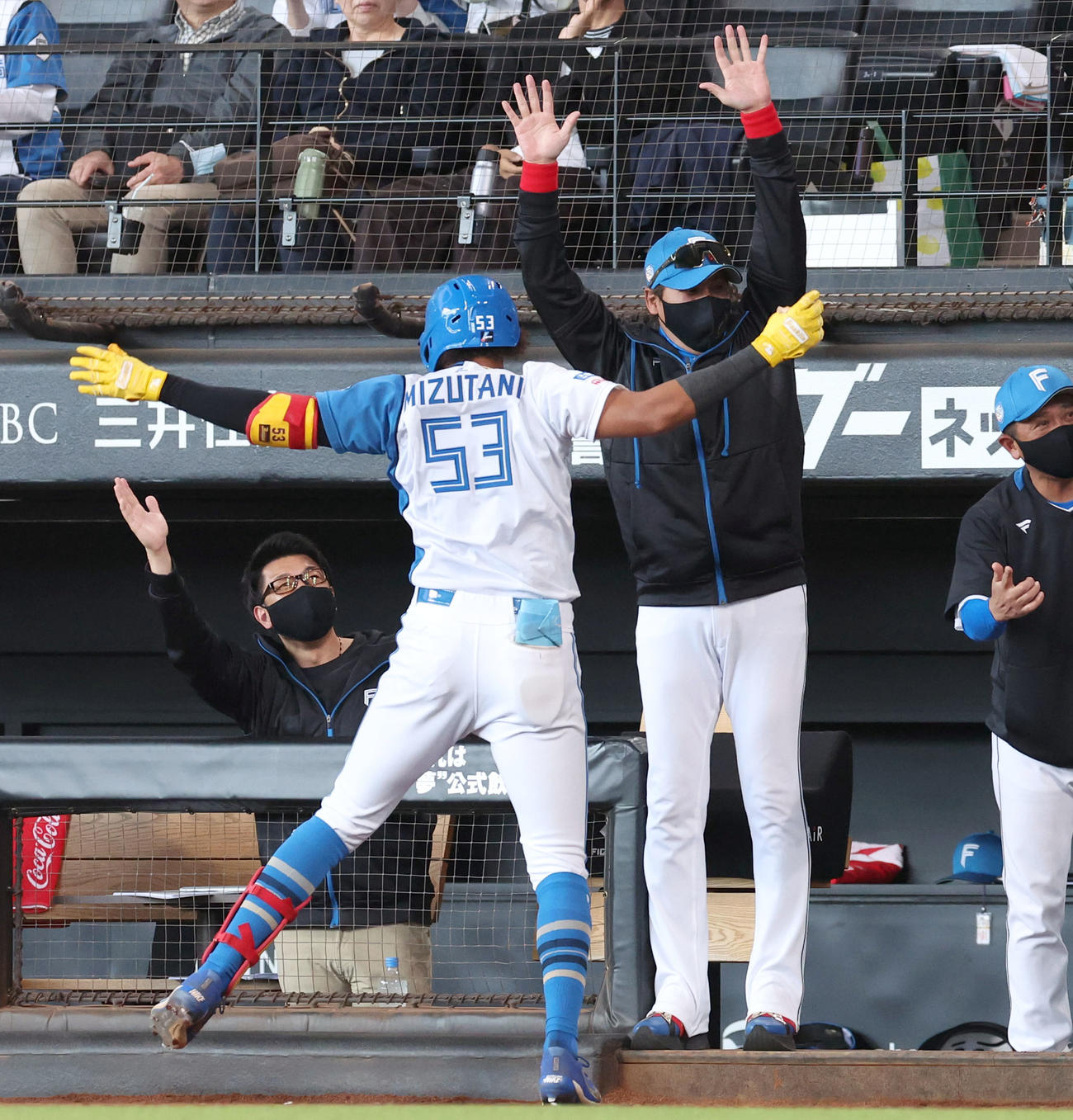日本ハム対DeNA 4回裏日本ハム1死二塁、左越え2点本塁打を放った水谷（左）を出迎える新庄監督（撮影・佐藤翔太）