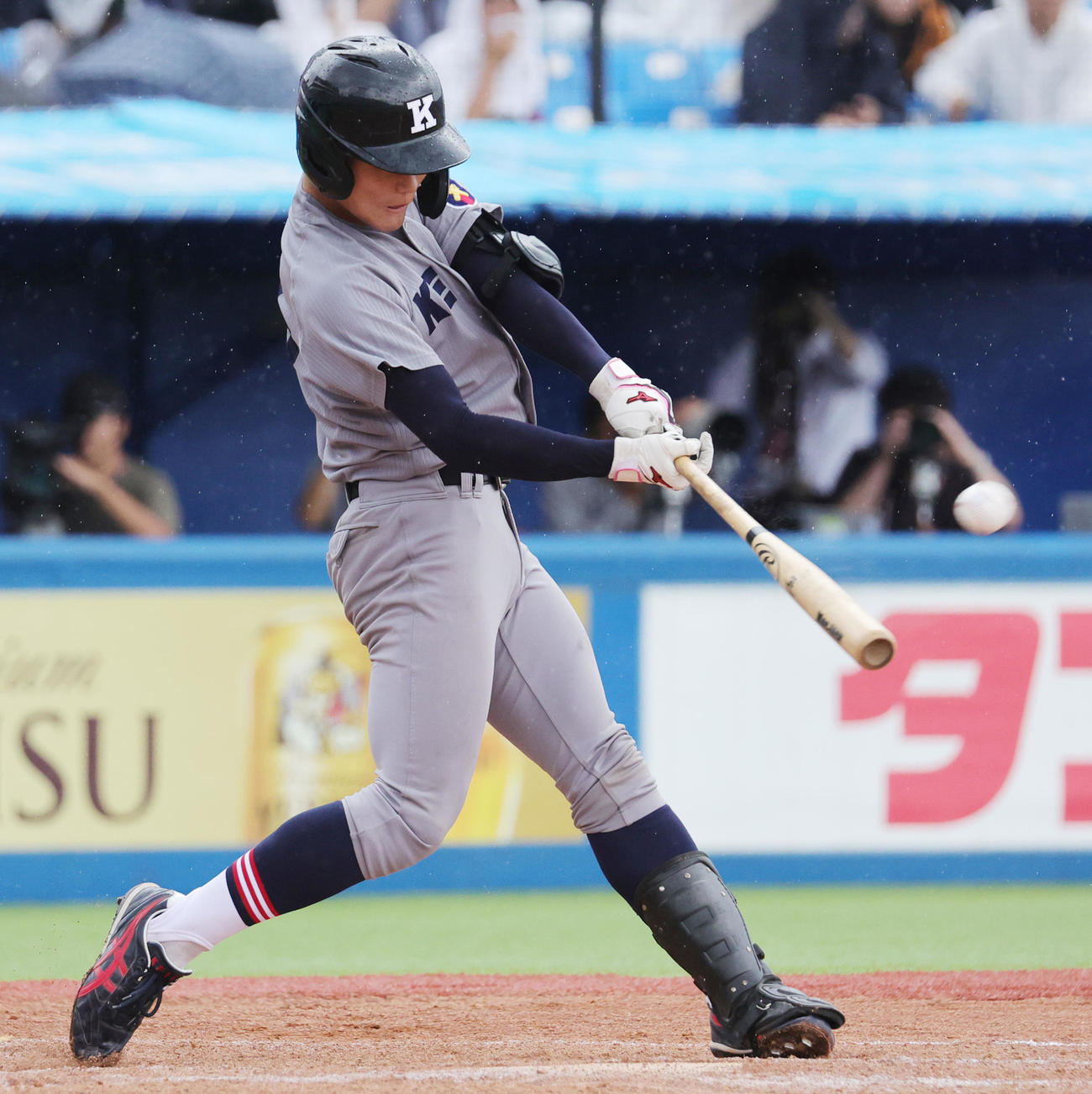 早大対慶大　4回裏慶大1死、中越え適本塁打を放つ渡辺憩（撮影・野上伸悟）