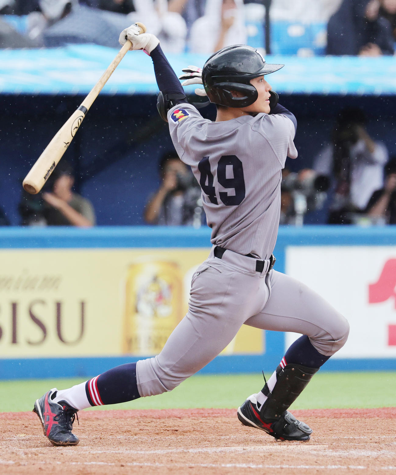 早大対慶大　4回裏慶大1死、中越え適本塁打を放つ渡辺憩（撮影・野上伸悟）