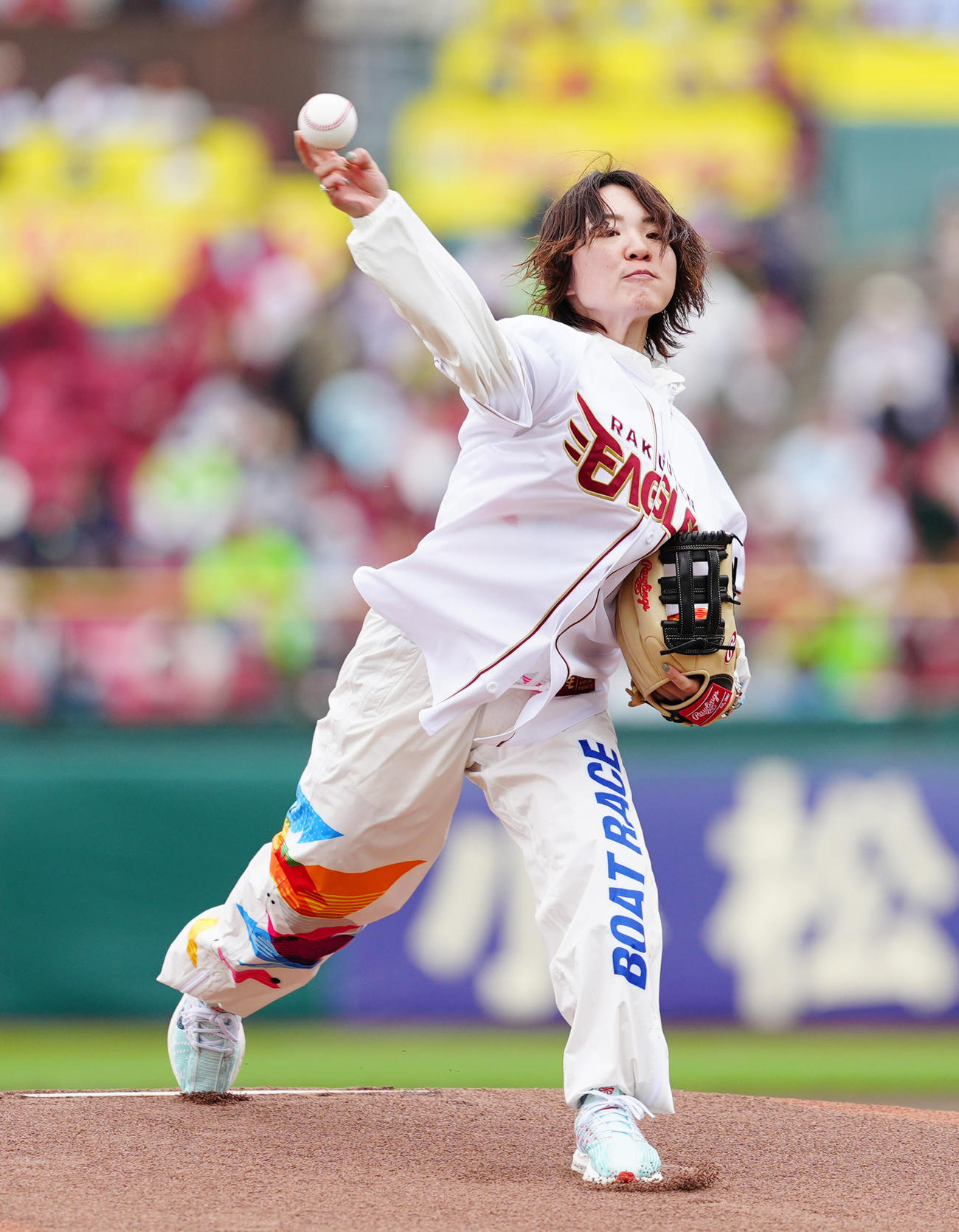 楽天対ヤクルト　試合前、始球式に臨む女子ボートレーサーの佐藤ほのか（撮影・江口和貴）