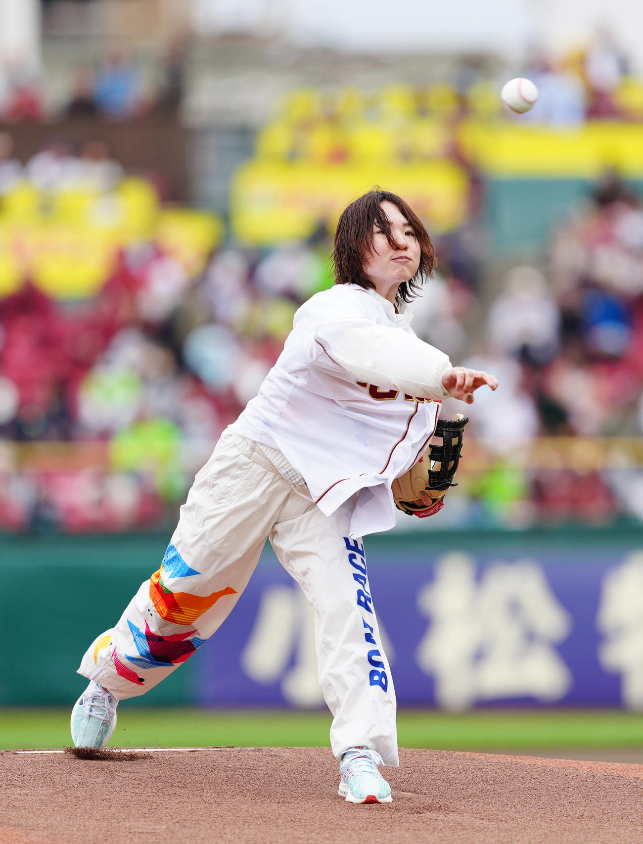楽天対ヤクルト　試合前、始球式に臨む女子ボートレーサーの佐藤ほのか（撮影・江口和貴）