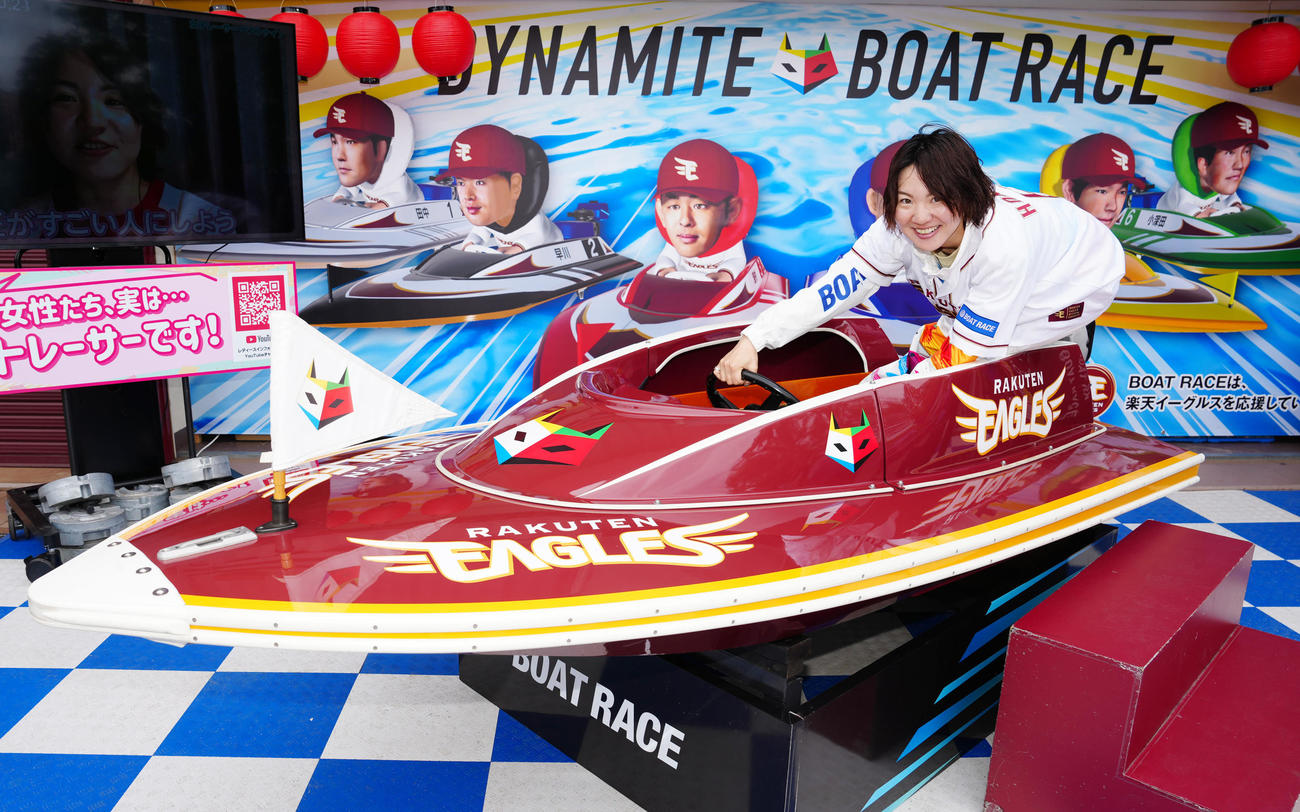 楽天対ヤクルト　試合前、展示されるボートに乗り、写真に納まる女子ボートレーサーの佐藤ほのか（撮影・江口和貴）