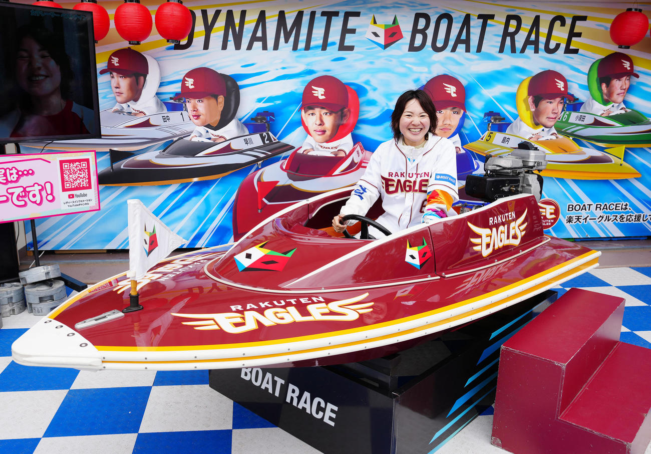 楽天対ヤクルト　試合前、展示されるボートに乗り、写真に納まる女子ボートレーサーの佐藤ほのか（撮影・江口和貴）