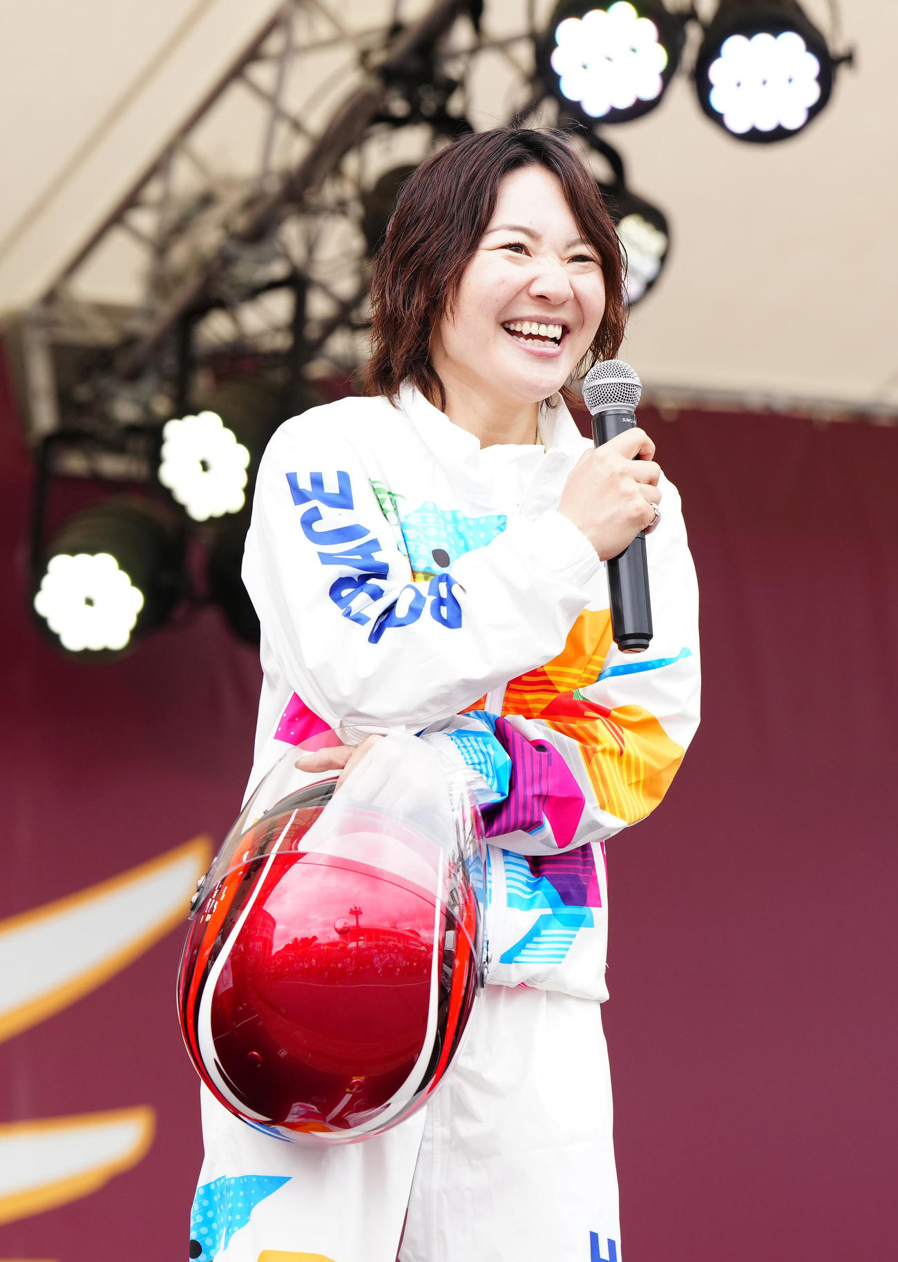 楽天対ヤクルト　試合前、トークショーに臨む女子ボートレーサーの佐藤ほのか（撮影・江口和貴）