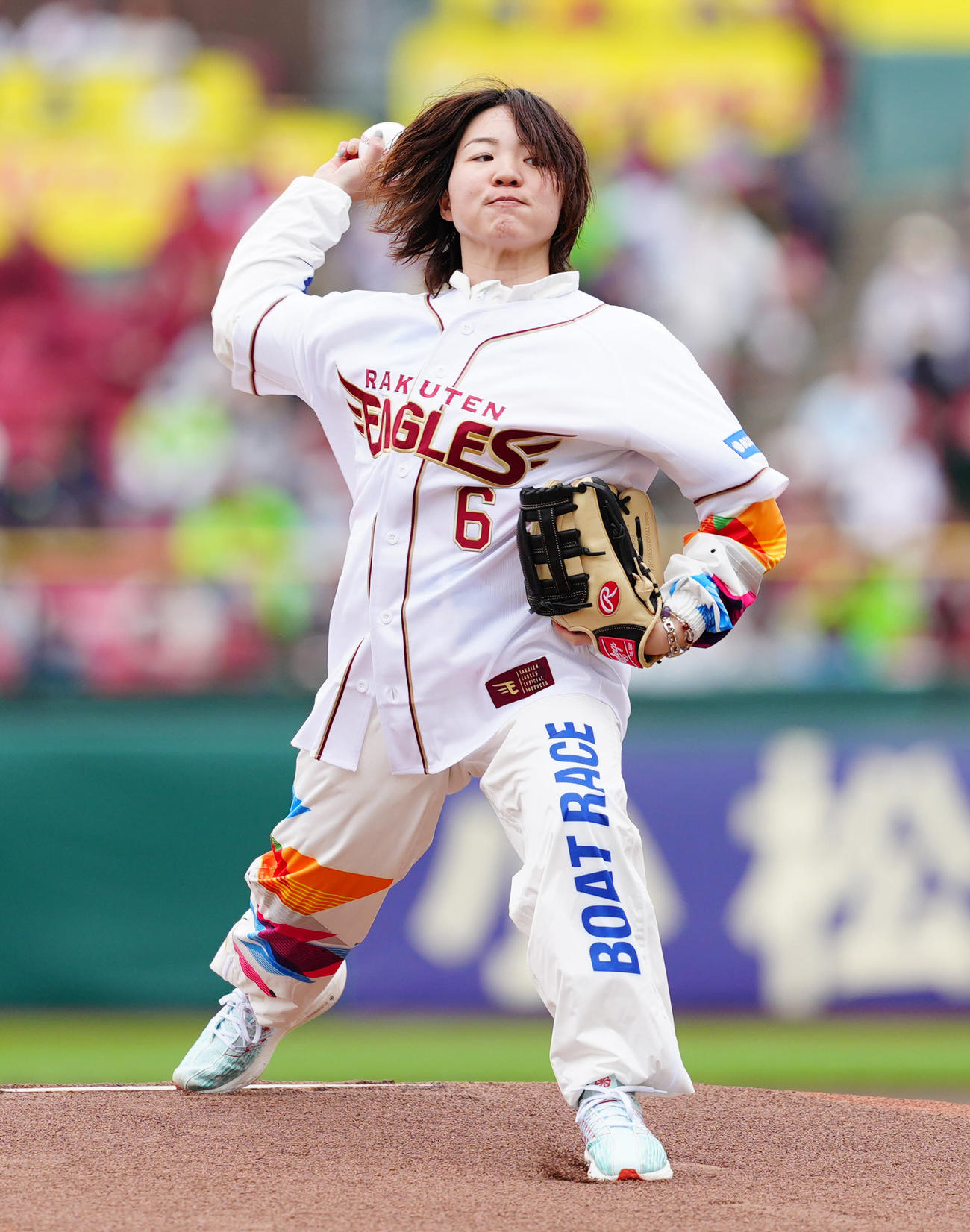楽天対ヤクルト　試合前、始球式に臨む女子ボートレーサーの佐藤ほのか（撮影・江口和貴）
