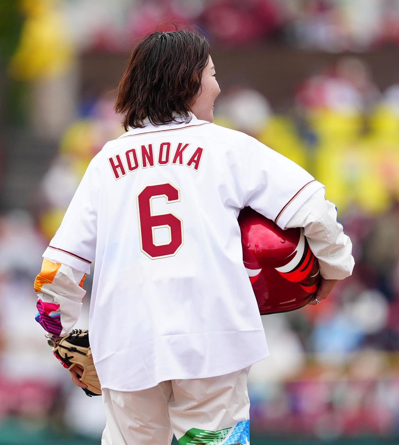 楽天対ヤクルト　試合前、始球式に臨む女子ボートレーサーの佐藤ほのか（撮影・江口和貴）
