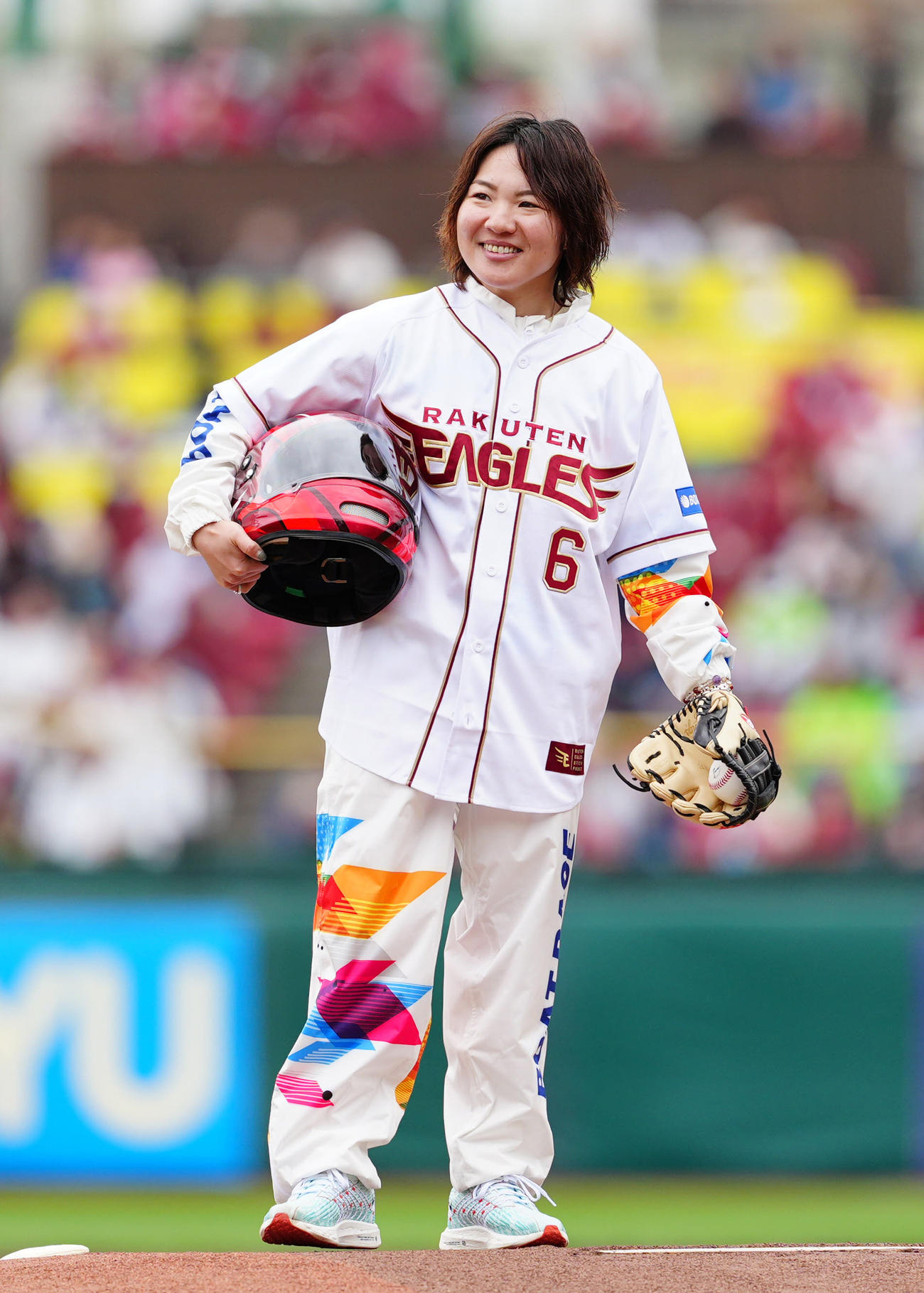 楽天対ヤクルト　試合前、始球式に臨む女子ボートレーサーの佐藤ほのか（撮影・江口和貴）