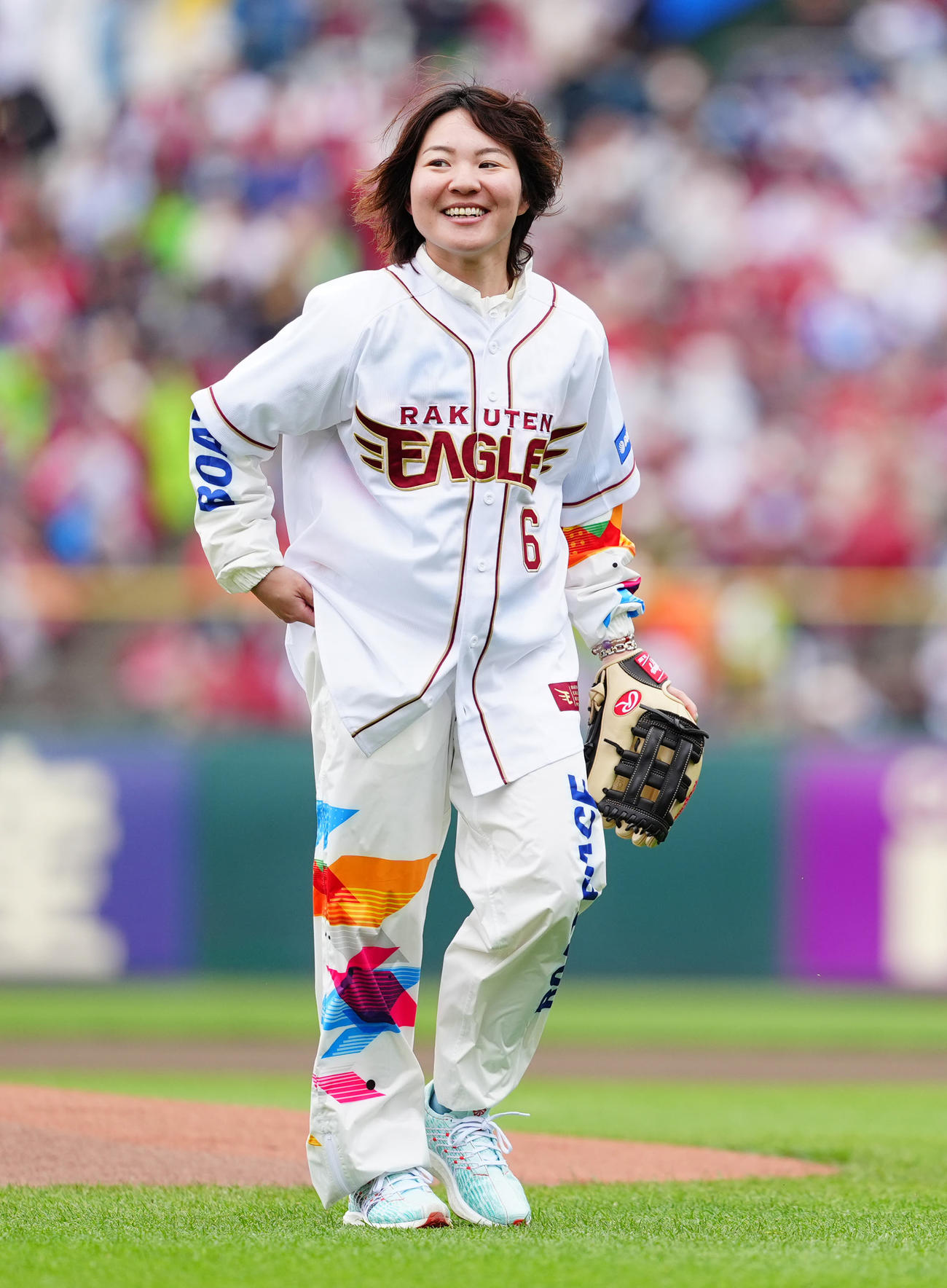 楽天対ヤクルト　試合前、始球式に臨んだ女子ボートレーサーの佐藤ほのか（撮影・江口和貴）