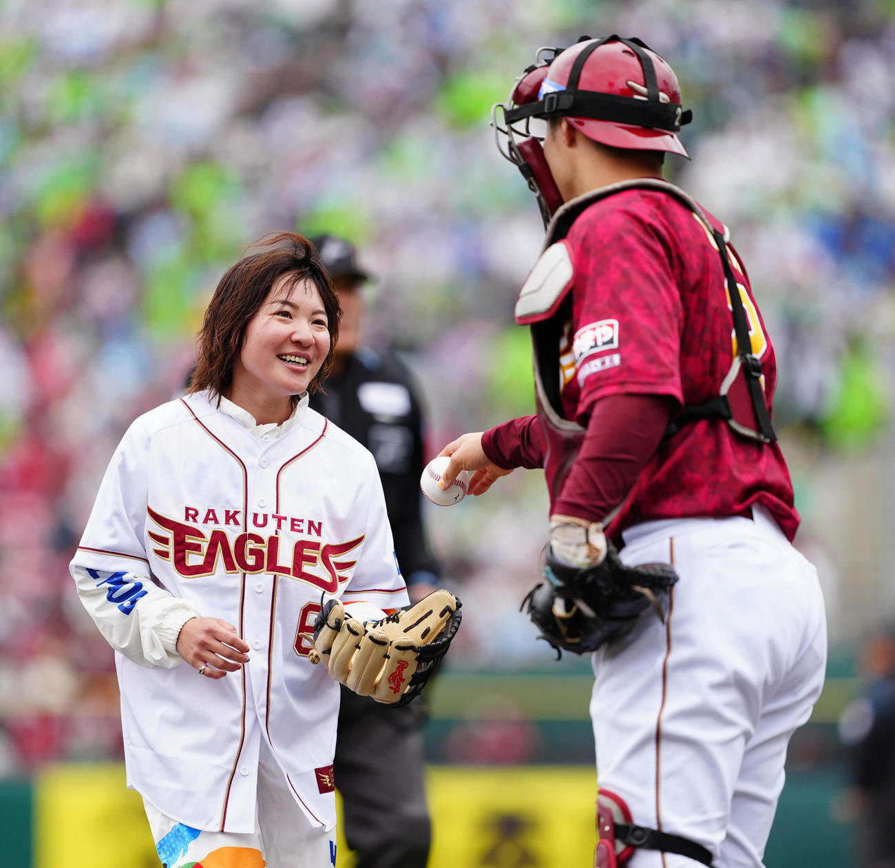 楽天対ヤクルト　試合前、始球式に臨む女子ボートレーサーの佐藤ほのか（左）（撮影・江口和貴）