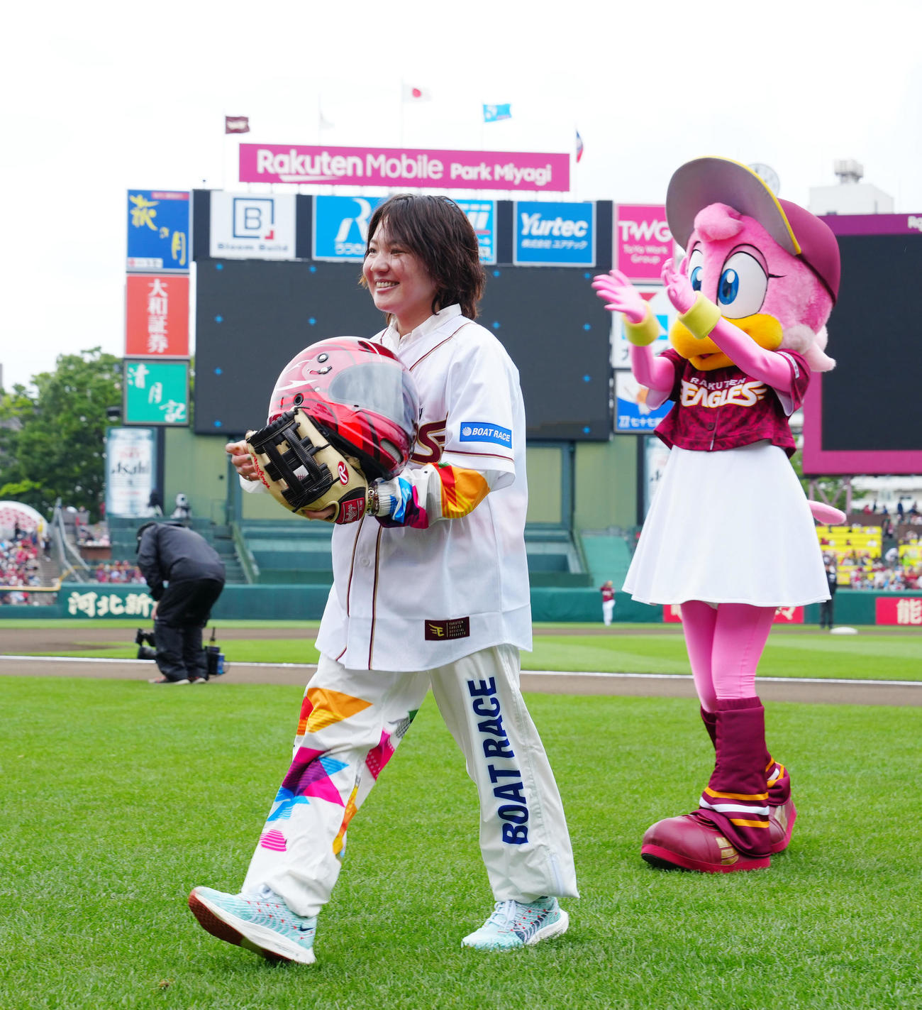 楽天対ヤクルト　試合前、始球式に臨み、引き揚げる女子ボートレーサーの佐藤ほのか（左）（撮影・江口和貴）