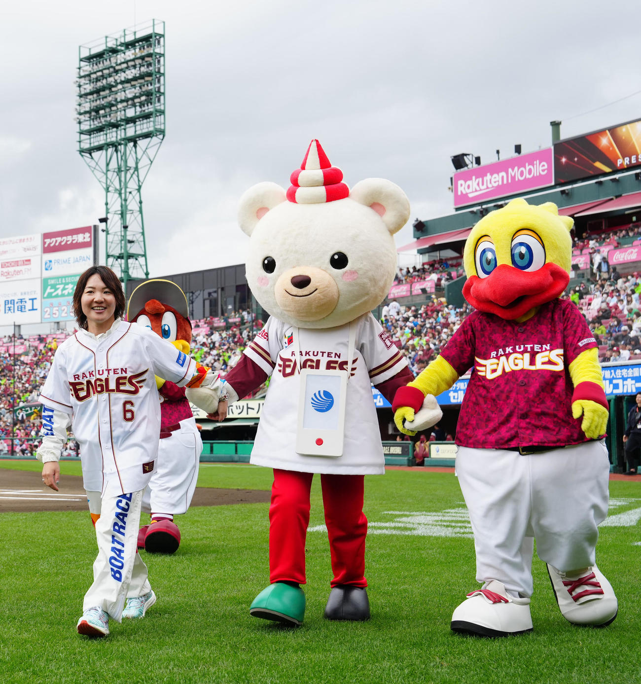 楽天対ヤクルト　試合前、贈呈式に臨み、引き揚げる女子ボートレーサーの佐藤ほのか（左）（撮影・江口和貴）